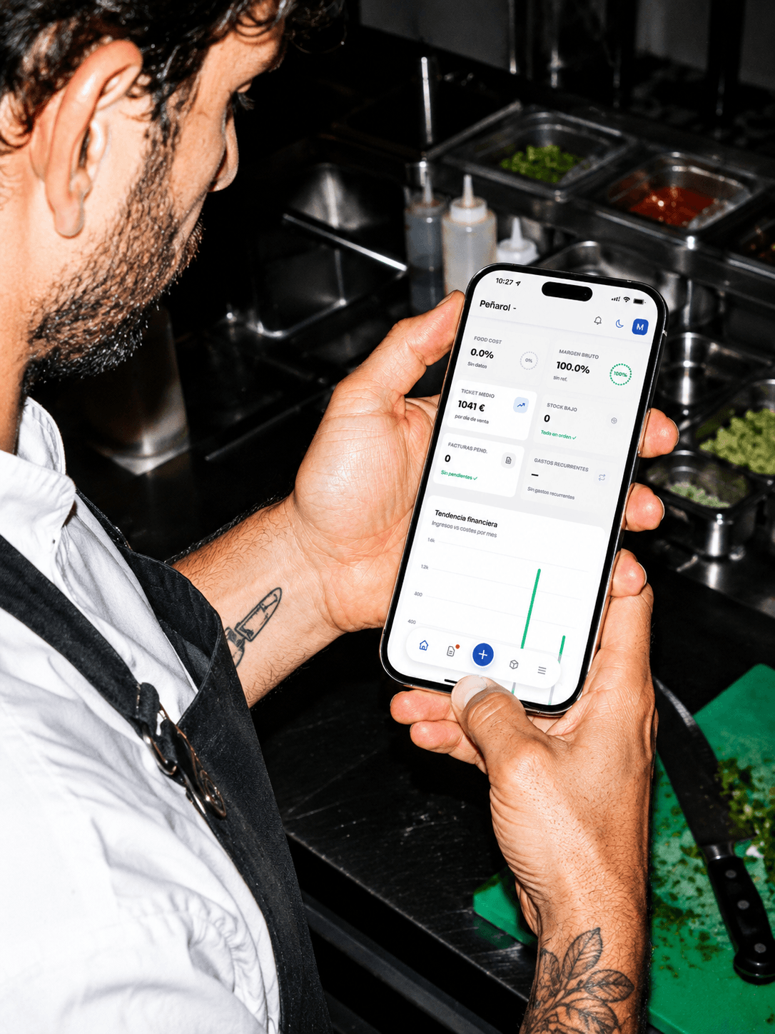 Chef emplatando con precisión