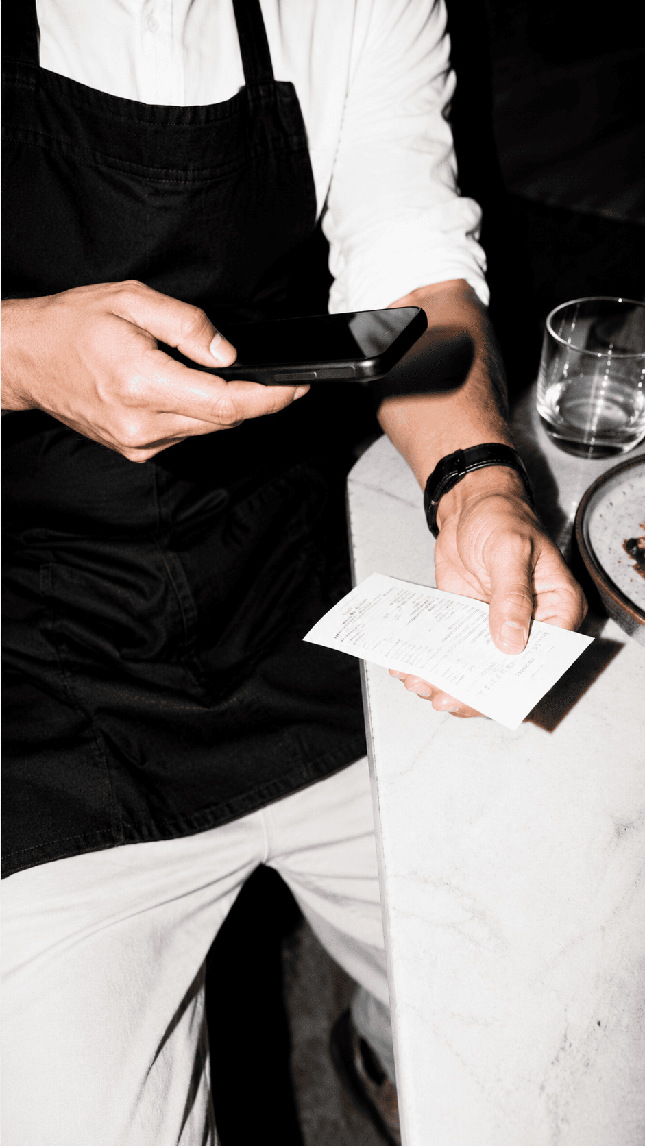 Responsable de restaurante fotografiando un documento con el móvil